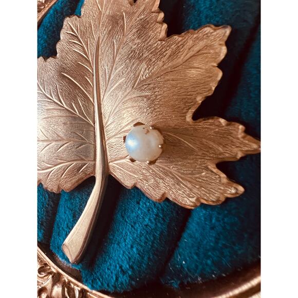 Vintage Sarah Coventry Gold Leaf Brooch Faux Pearl Maple Pin 2.5” Signed - Picture 2 of 8